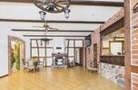 Hotel pod skrzydłami amerykańskich samolotów