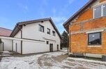 Hotel pod skrzydłami amerykańskich samolotów